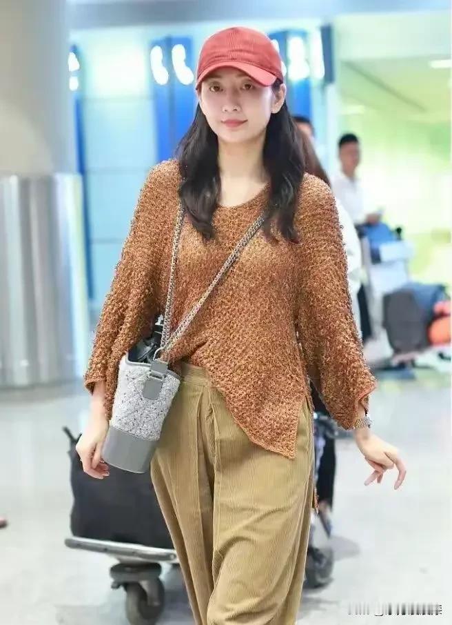 素颜的王鸥比化妆后好看！
其实很多女孩不适合浓妆，尤其是五官端正，浓眉大眼的女生
