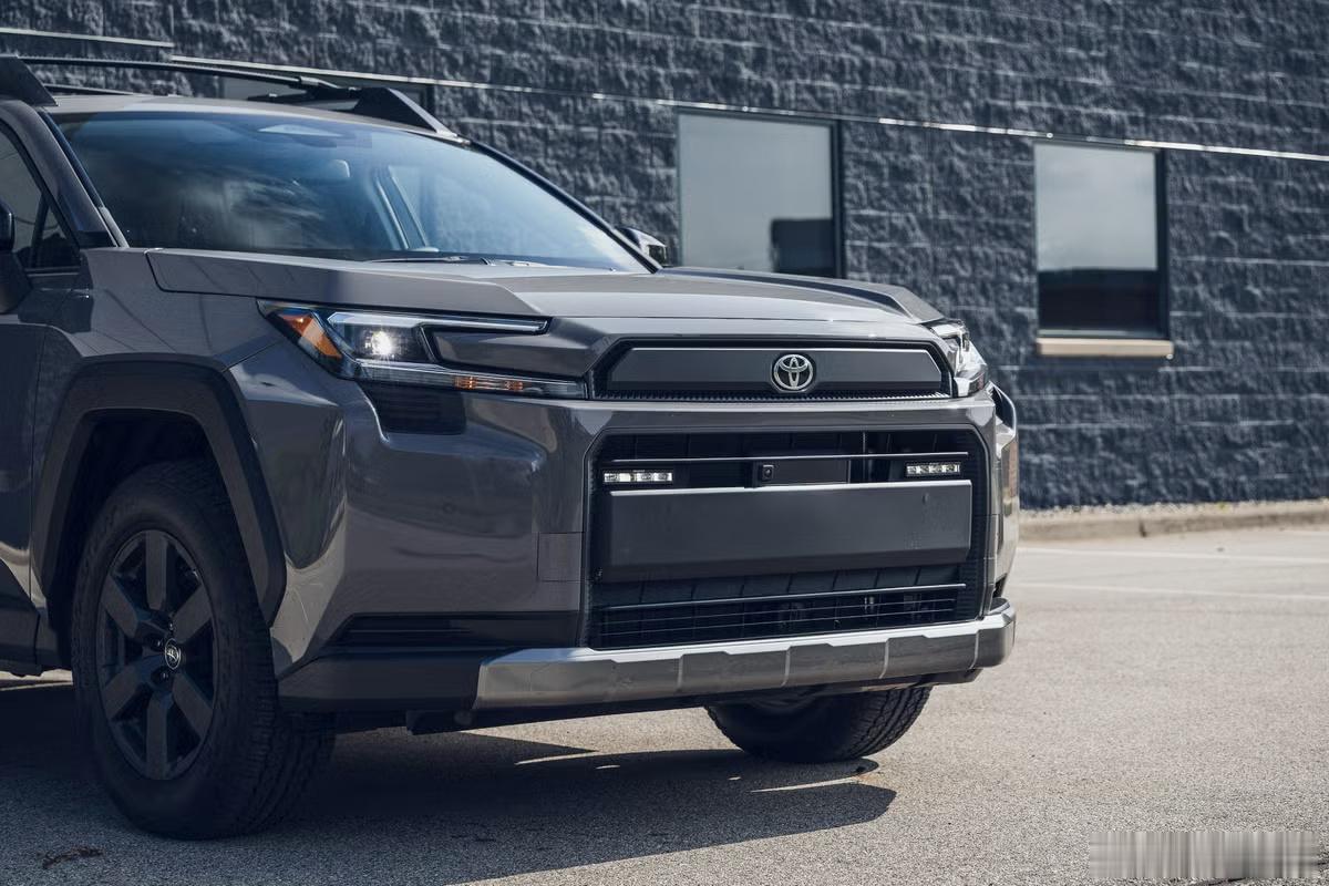 美媒Car & Driver测试了Woodland版的丰田RAV4插混，给出的评