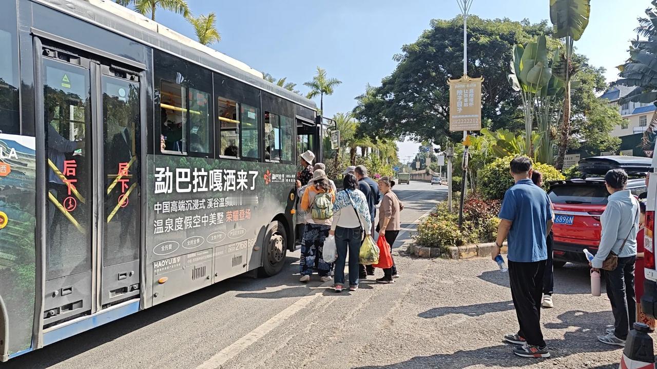 我在版纳坐公交车，公交车来了我都躲到最后，老太太老头都上完了我再上。我看着老太太
