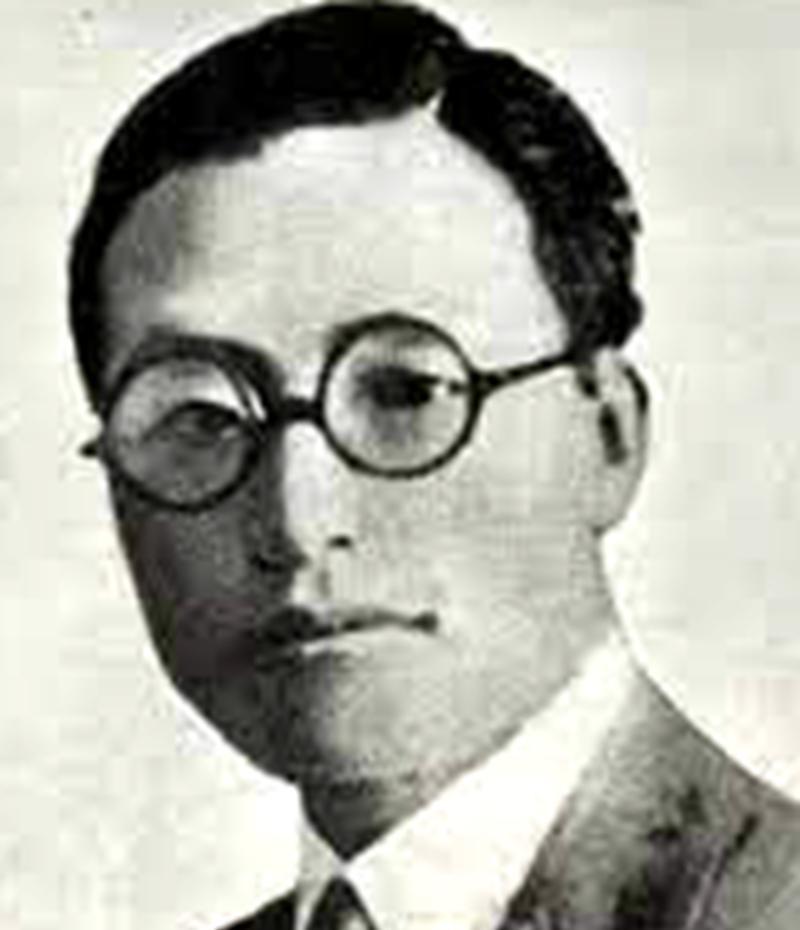他曾是东北军少帅张学良的副官 秘书。1935年6月秘密入党，参加过12.9运动和