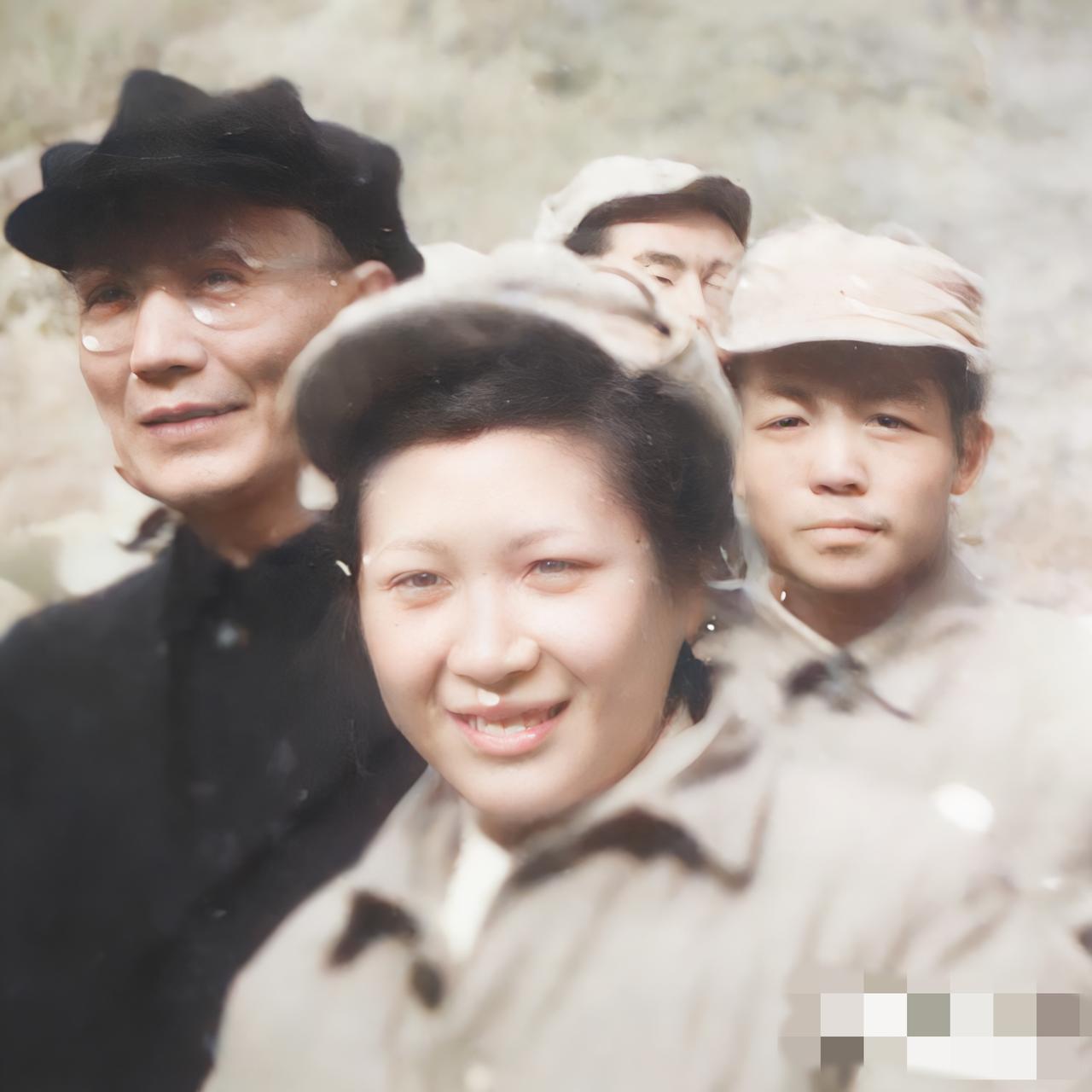 上世纪40年代，郭沫若和妻子于立群的合影真叫一个温馨，镜头中的于立群穿一身朴素军