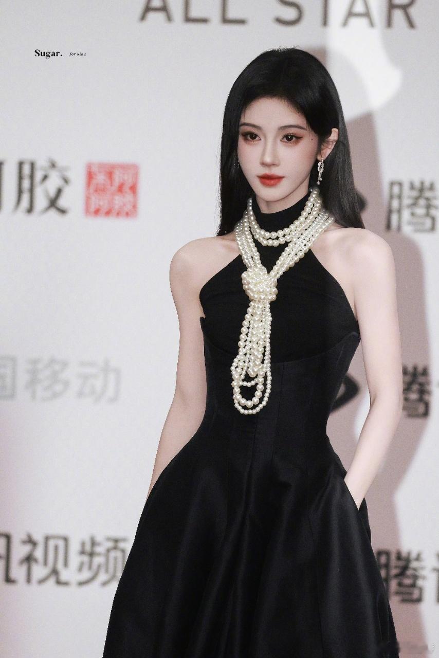 鞠婧祎红毯战神鞠婧祎星光大赏状态极佳 九年蜕变太好嗑！鞠婧祎从组合新人到独美顶流