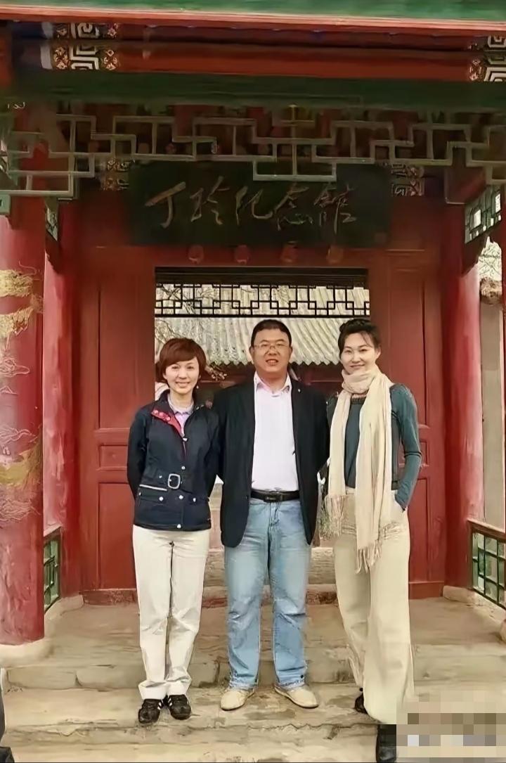 欧阳夏丹和李梓萌在丁玲纪念馆门前合影留念！

欧阳夏丹身形匀称轻巧，体态利落。笑