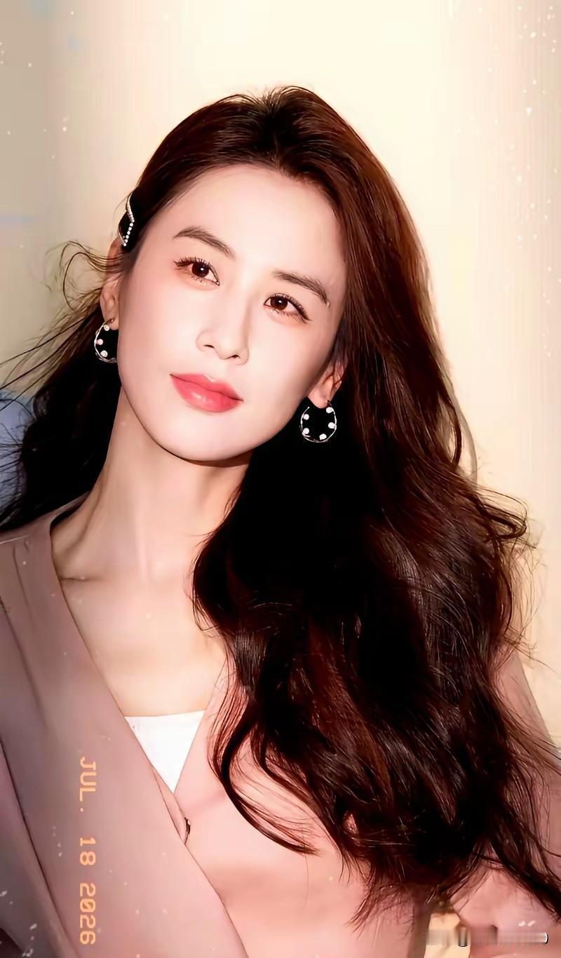 听说现在黄圣依主动向“星爷”示好，但是“星爷”都没有什么理睬她，这也不能怪周星驰