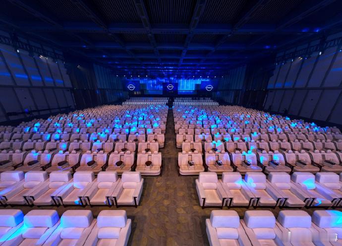 开箱百万级后排大沙发 想体验一把“移动大沙发”的快乐？东风日产N6别错过！它上市