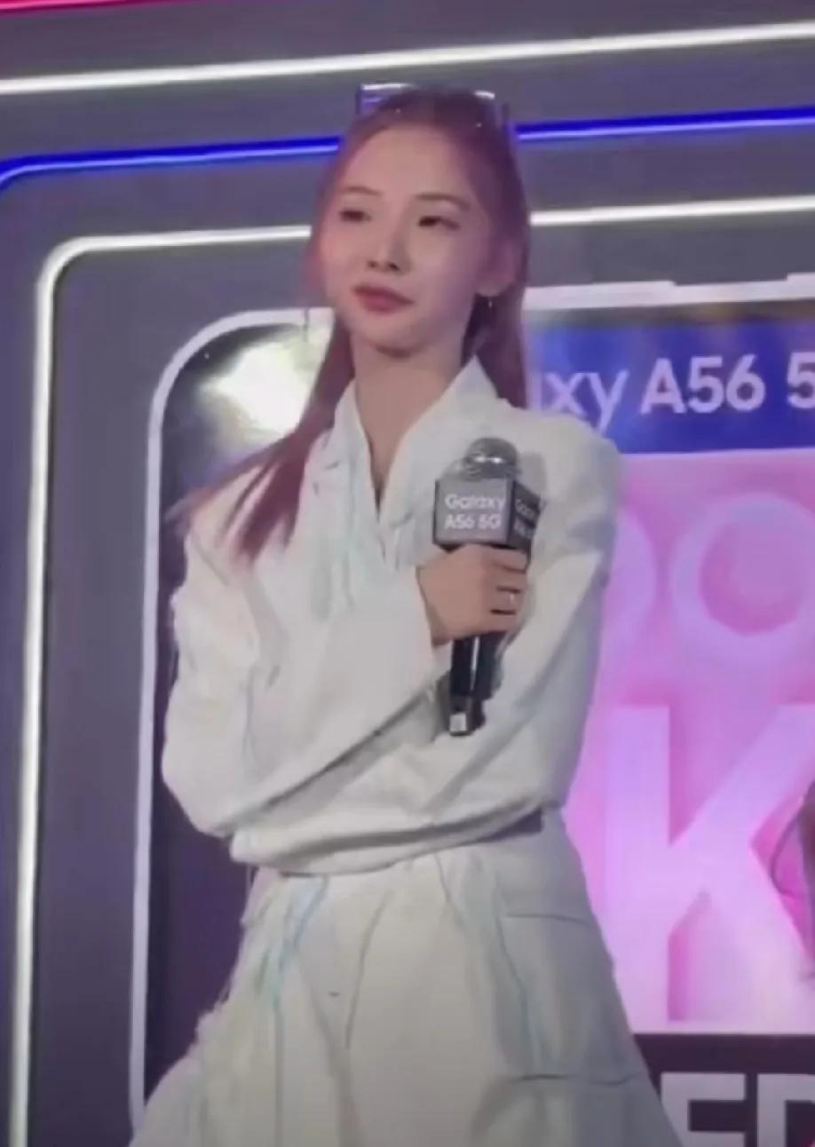 郑乃馨引发争议！
6月23日，郑乃馨突然引发了争议，起因是她在参加活动的时候，台