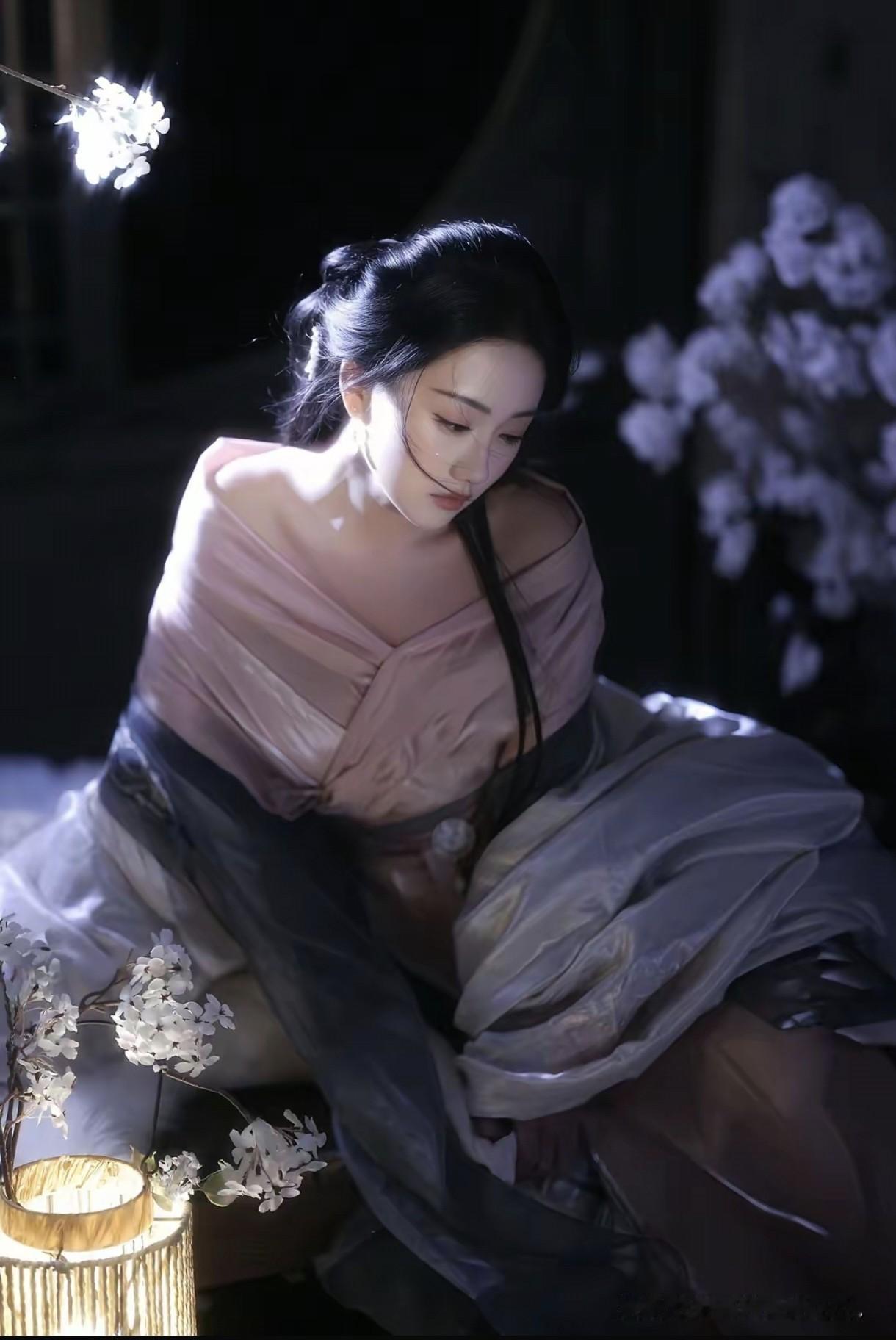 像是从山水画里走出的仙子。
身畔是碧波荡漾的江水，
身后是连绵起伏的青山。
不需