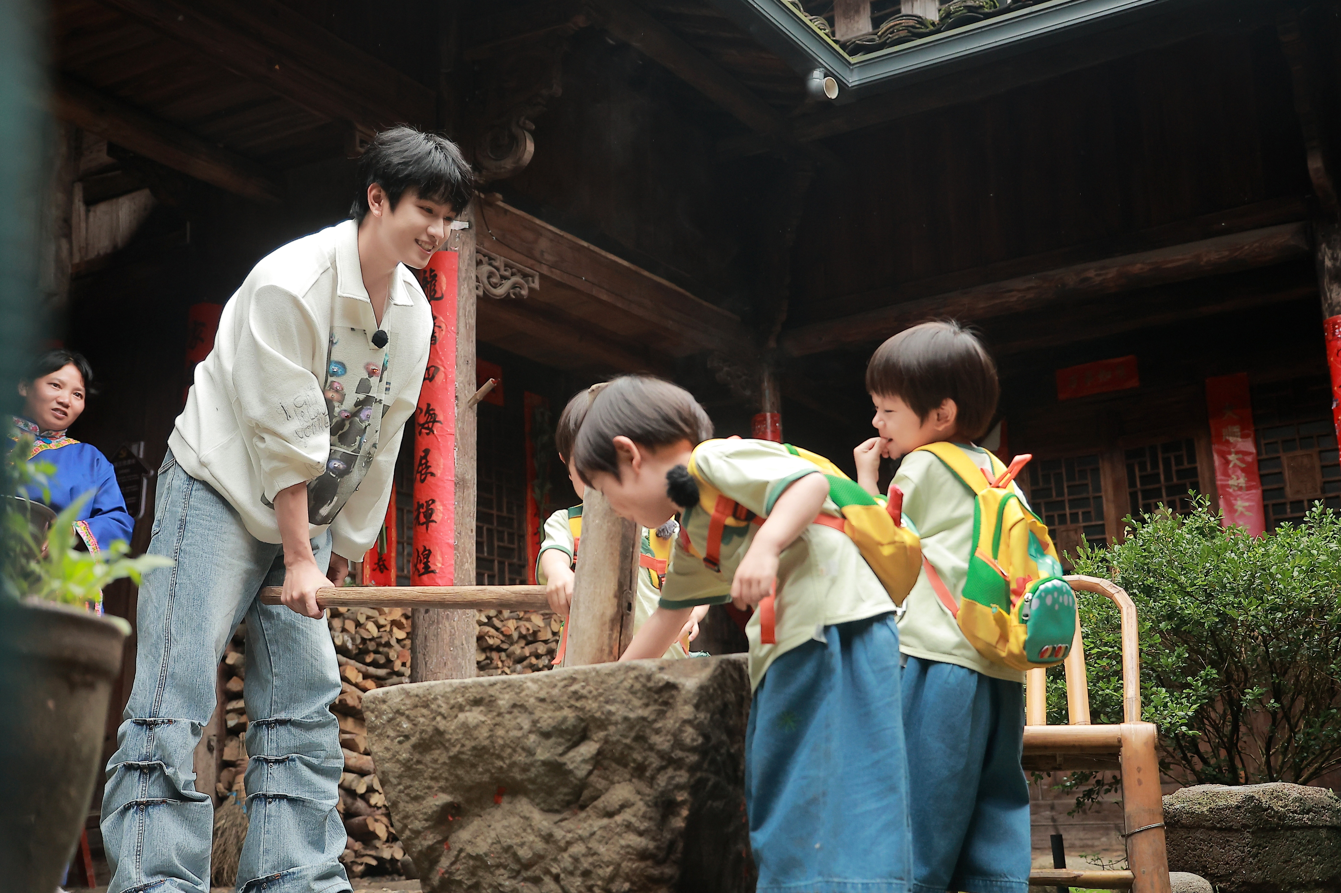 #敖子逸被摇来带娃了##敖子逸当导游了# 敖子逸终于来到带娃的一天[笑cry]快