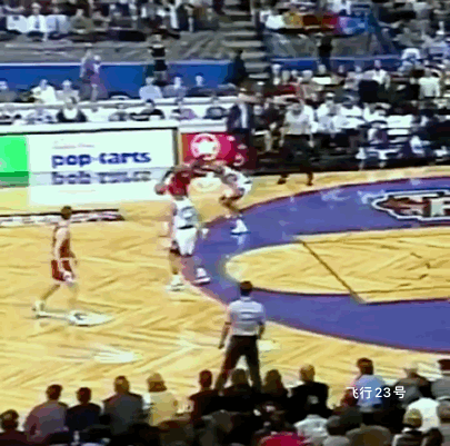 乔丹pk亚力山大
来看看两人胯下后撤步投篮对比！
看看乔丹跟亚力山大这个相同投篮