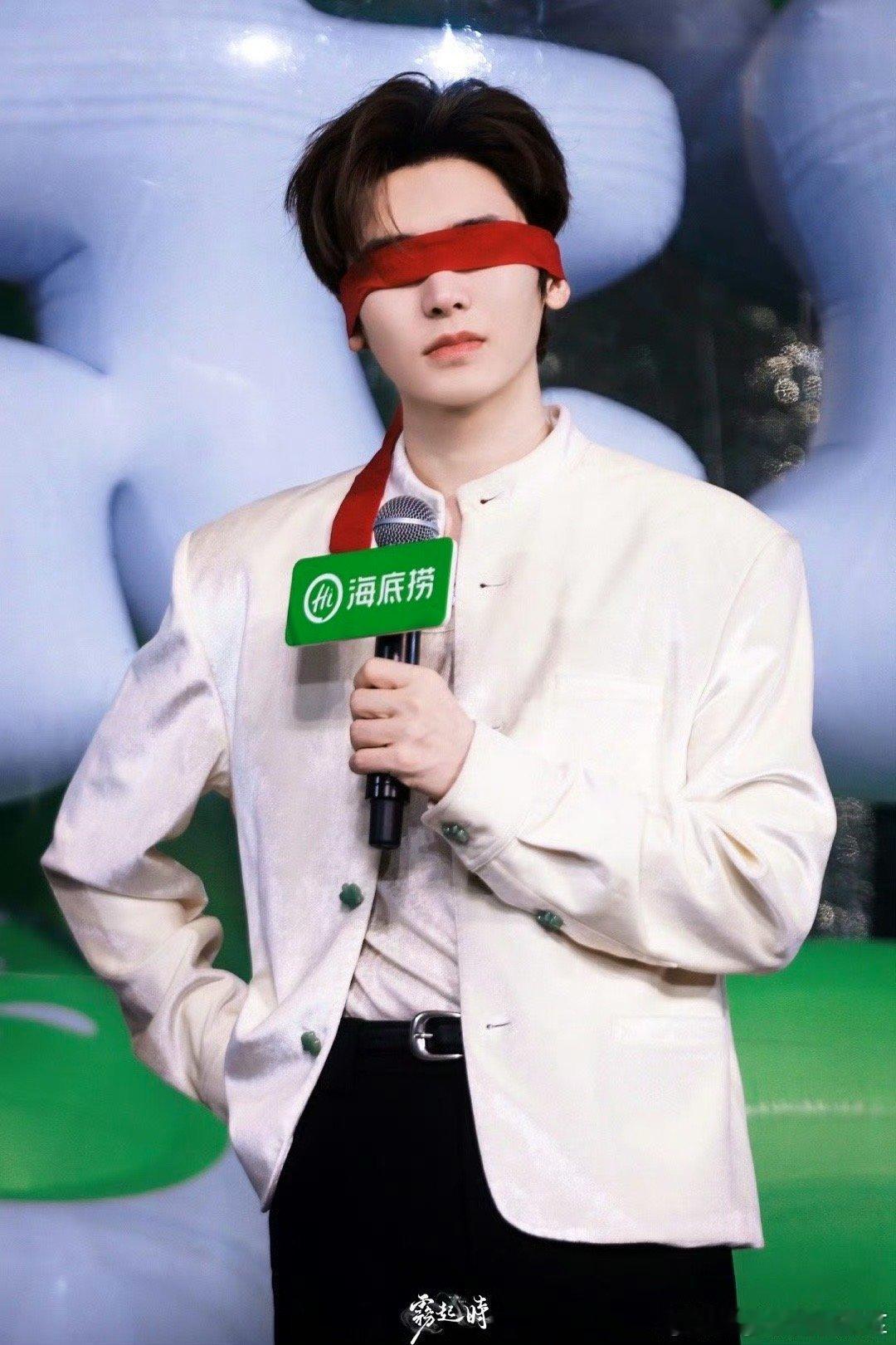 拒绝侯明昊击掌第一人 此刻想魂穿那位工作人员的念头达到了巅峰！就这么错过了和侯明