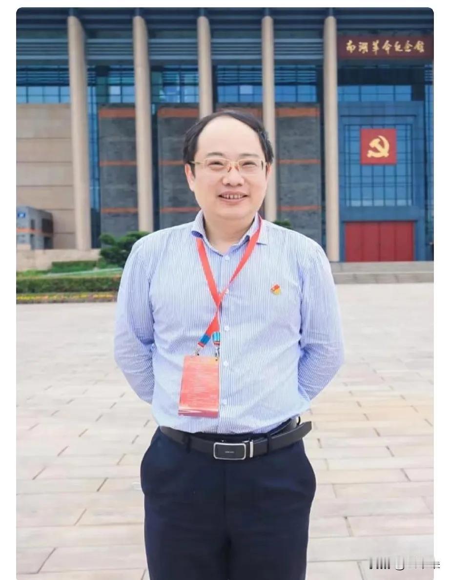 郭伟，把自己包装成陕西高考状元？
郭伟骗术不高，单说一点：
把自己包装成是高考状