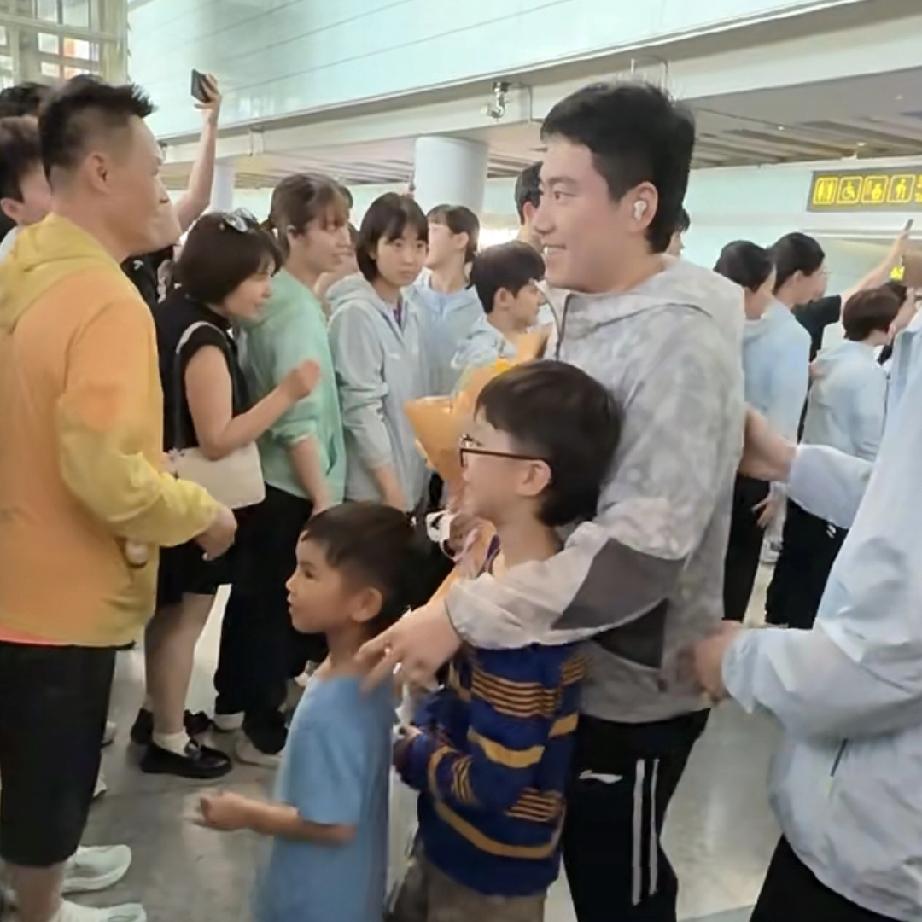 凉皮儿：今天什么最重要？
给给：机场接爸爸！
十一：两个哥哥，你们都忘了犄角旮旯