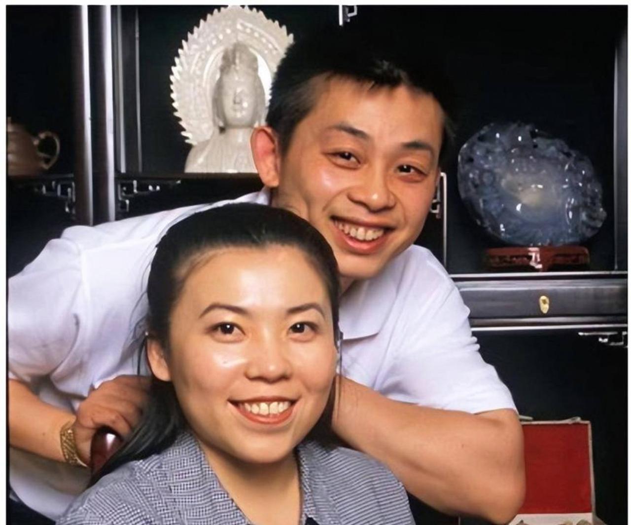 当年，世界冠军邓亚萍和林志刚正在谈婚论嫁，不料却半路杀出个程咬金，导致两人分手，