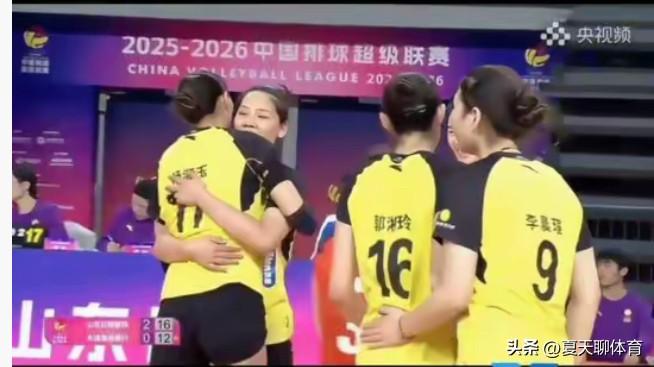 杨涵玉也哭了！昨晚上主场作战的山东女排，拿了铜牌后，好多老将都哭了，其中就有杨涵