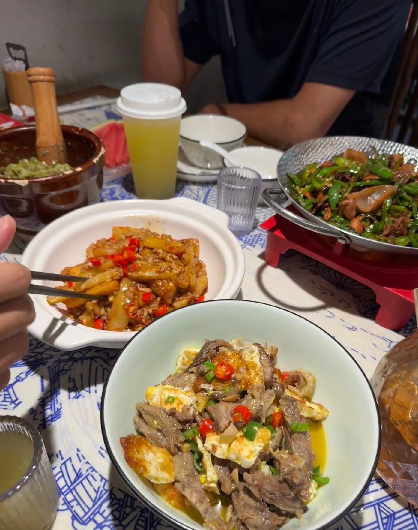 人是铁饭是钢一天不吃饿得慌！目前4165空单还再浮盈当中，已减仓的朋友也不用过多