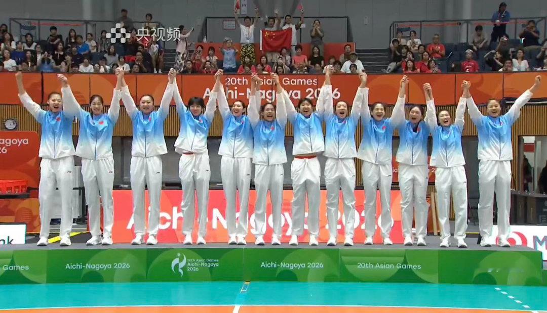 中国女排颁奖神转场镜头 / 日泰旗中间升起五星红旗 从场上每一次奋不顾身的救球，