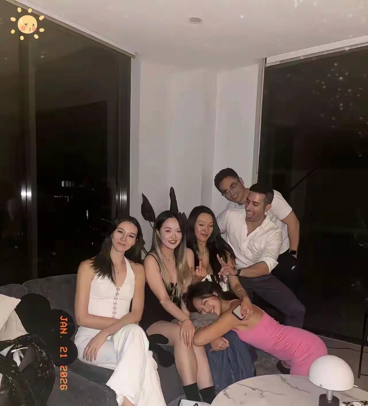 丁克不是遮羞布，

子宫薄不等于放纵，

她们到底在扛什么。

最近听几个回国的