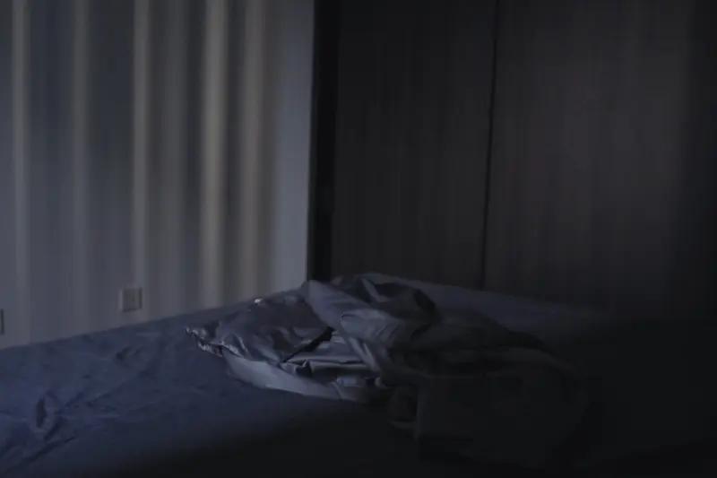 生活烦恼就像牛皮糖，甩都甩不掉。半夜常因翻旧账失眠，越想越清醒。想忘掉烦恼，得正