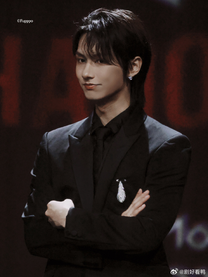 文俊辉成龙比武成龙说未来接班人是文俊辉 与成龙同台比武还被盛赞，文俊辉用真功夫赢