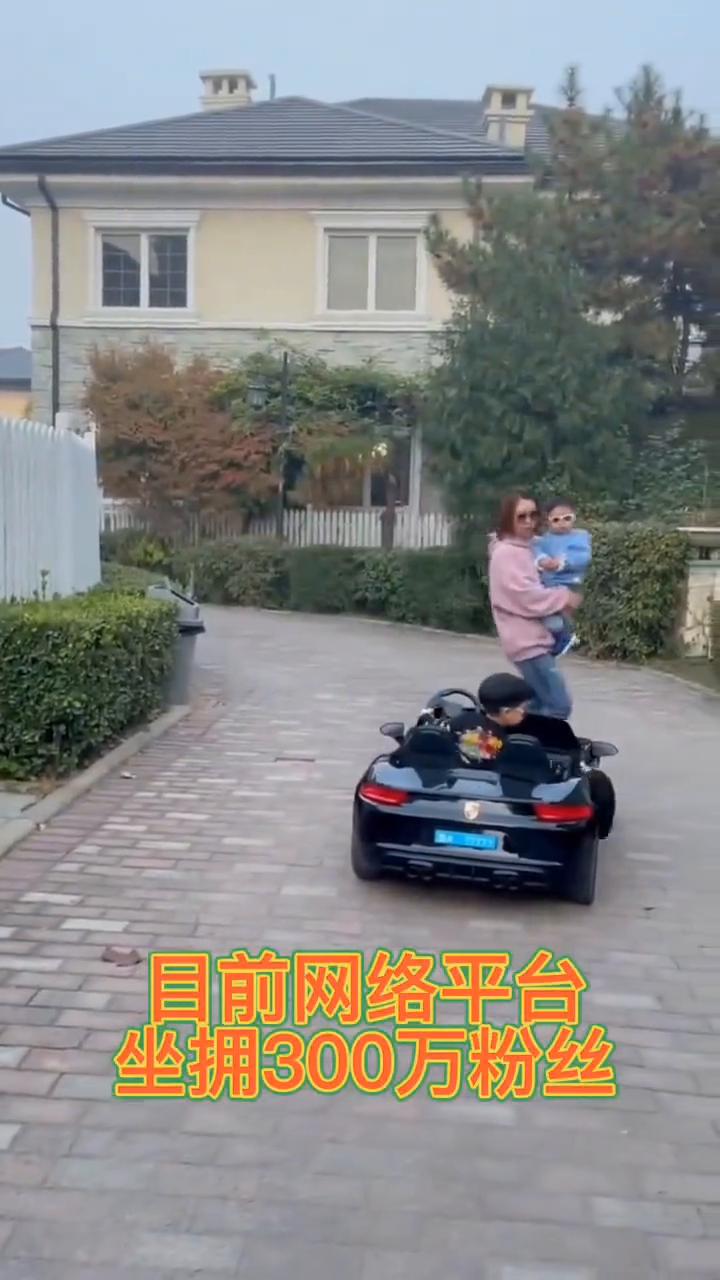 快看视频中这个小朋友开着敞篷车来接妈妈和弟弟回家，小小年纪开车技术那叫一个6，他