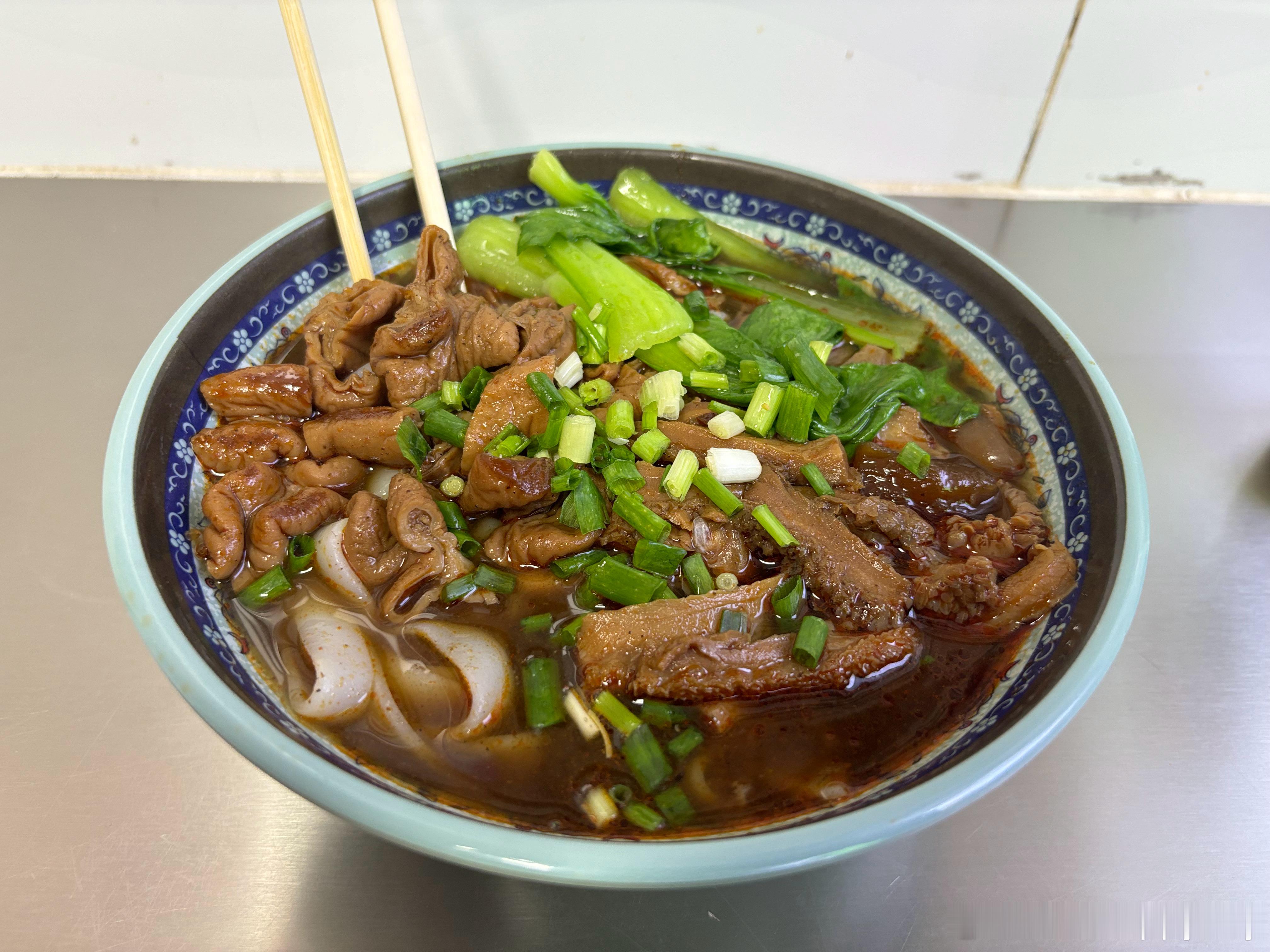 剪完头发，再来碗肥肠拼牛杂，肉多到吃不完[doge] ​​​