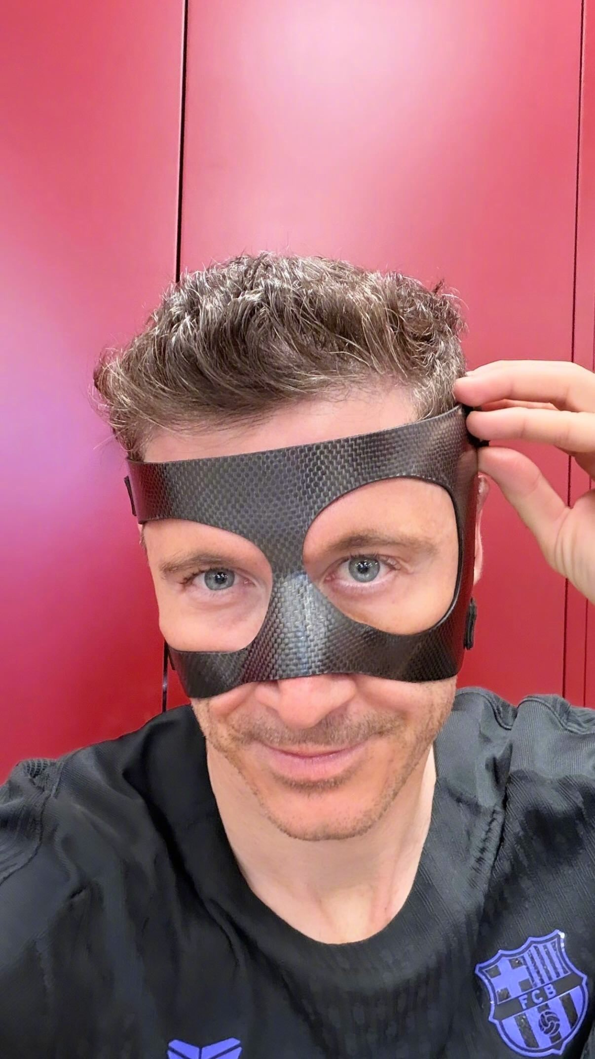 😎看得出莱万对自己的面具很满意❤️🩹这个家不能没有大中锋……请速速康复🙏?