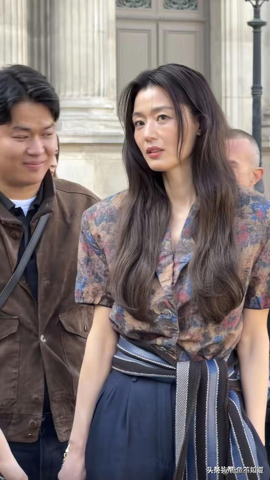 全智贤这是怎么了，看起来好疲惫，眼里的光都没了。

都说一个女人过得幸不幸福，看