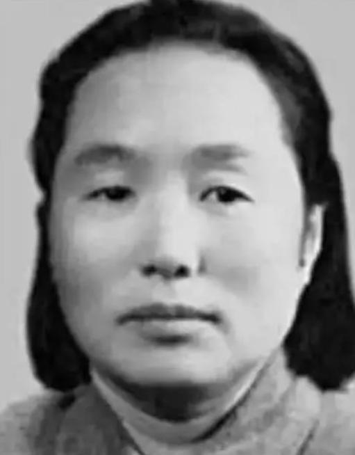 1937年，地主王学文发现一20岁女兵躺在家门口，见四下无人，他一下将女兵扛到了
