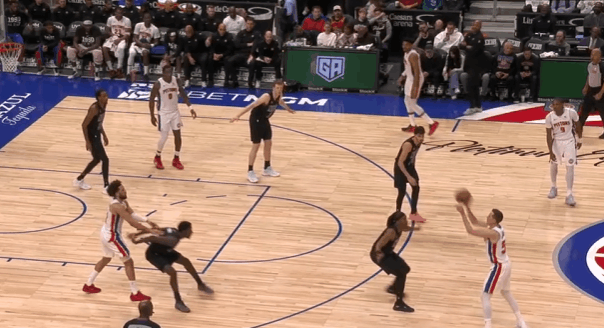 逐帧拆解：12助攻率队大胜篮网，镜头解析坎宁安传球技法P1坎宁安中圈位置接手递手