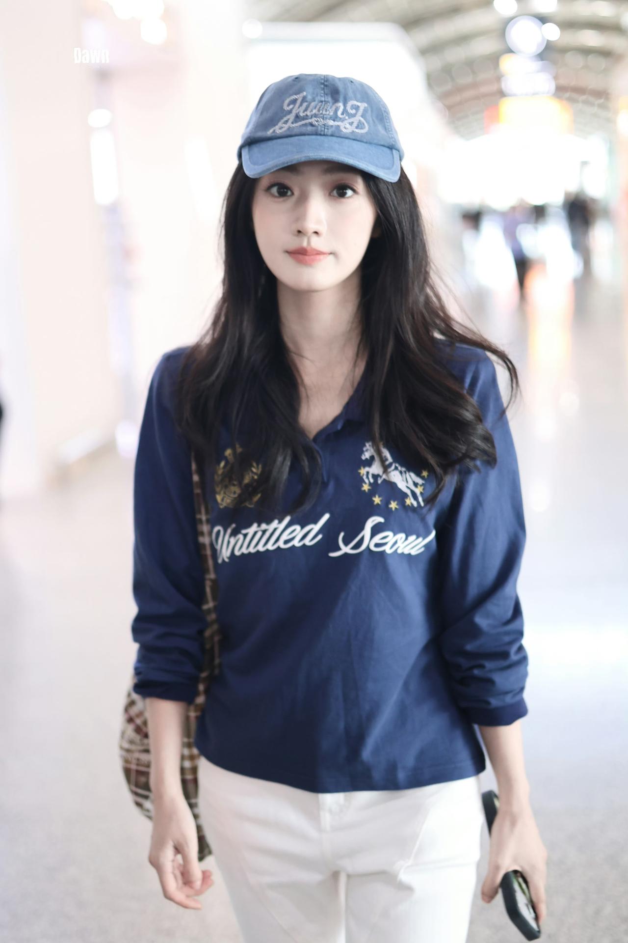 韩系休闲机场look✨黄羿大波浪搭配棒球帽，灵动少女感
