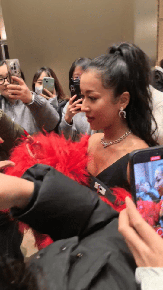 吉克隽逸酒店被围堵 吉克隽逸活动后酒店遭围堵，面对热情粉丝她毫无架子，比妖爪互动