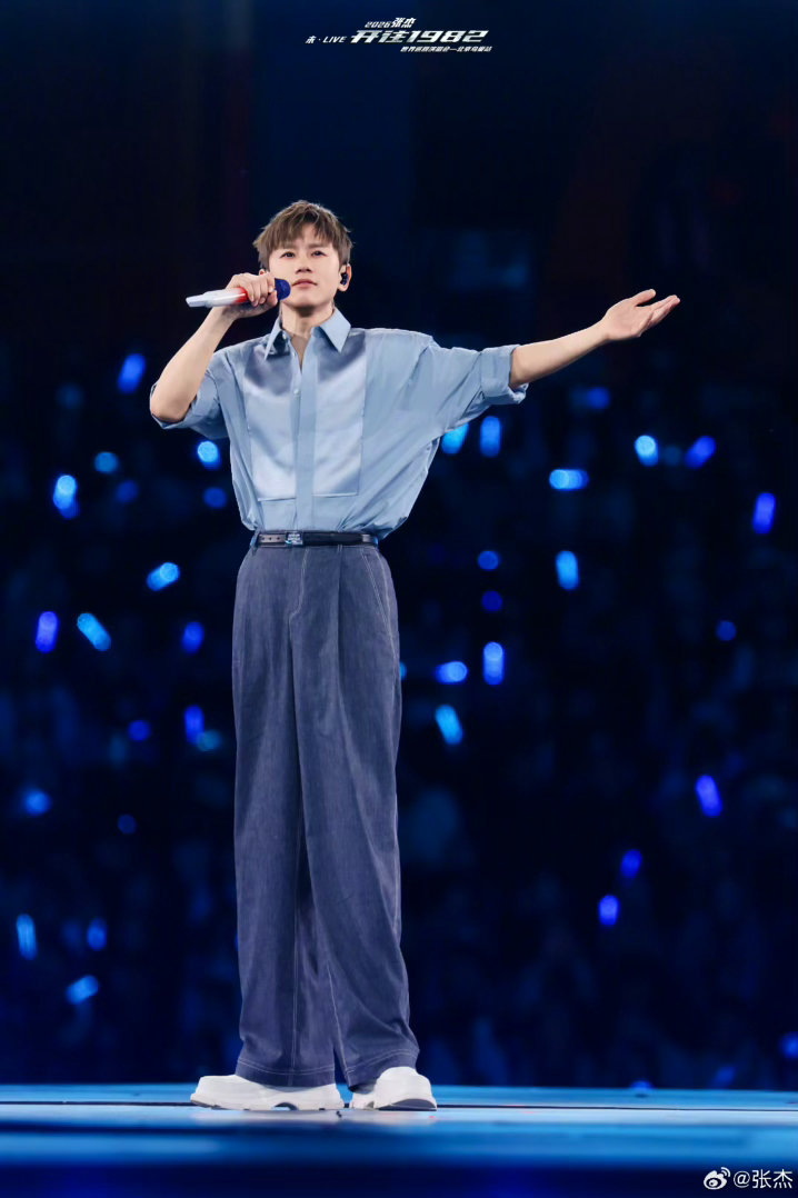 张杰回应张凌赫送花篮张杰：“很用心，没见过这么长一排的花篮，感谢他的喜爱，希望他