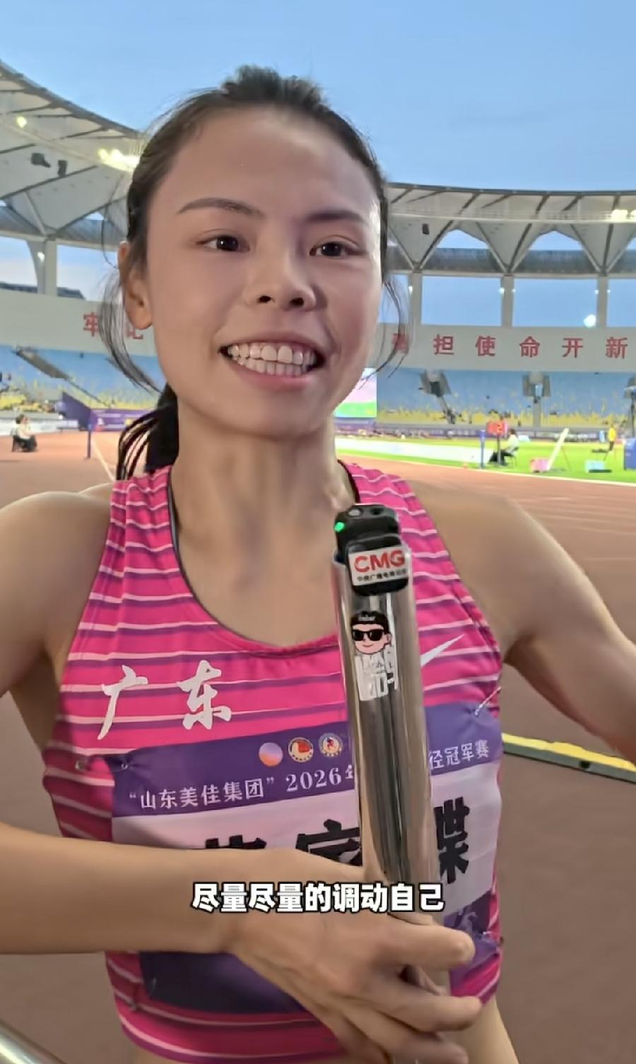 莫家蝶，好可惜！100米栏快到终点时，却摔倒了，否则肯定第一名，起步冲刺太猛了，
