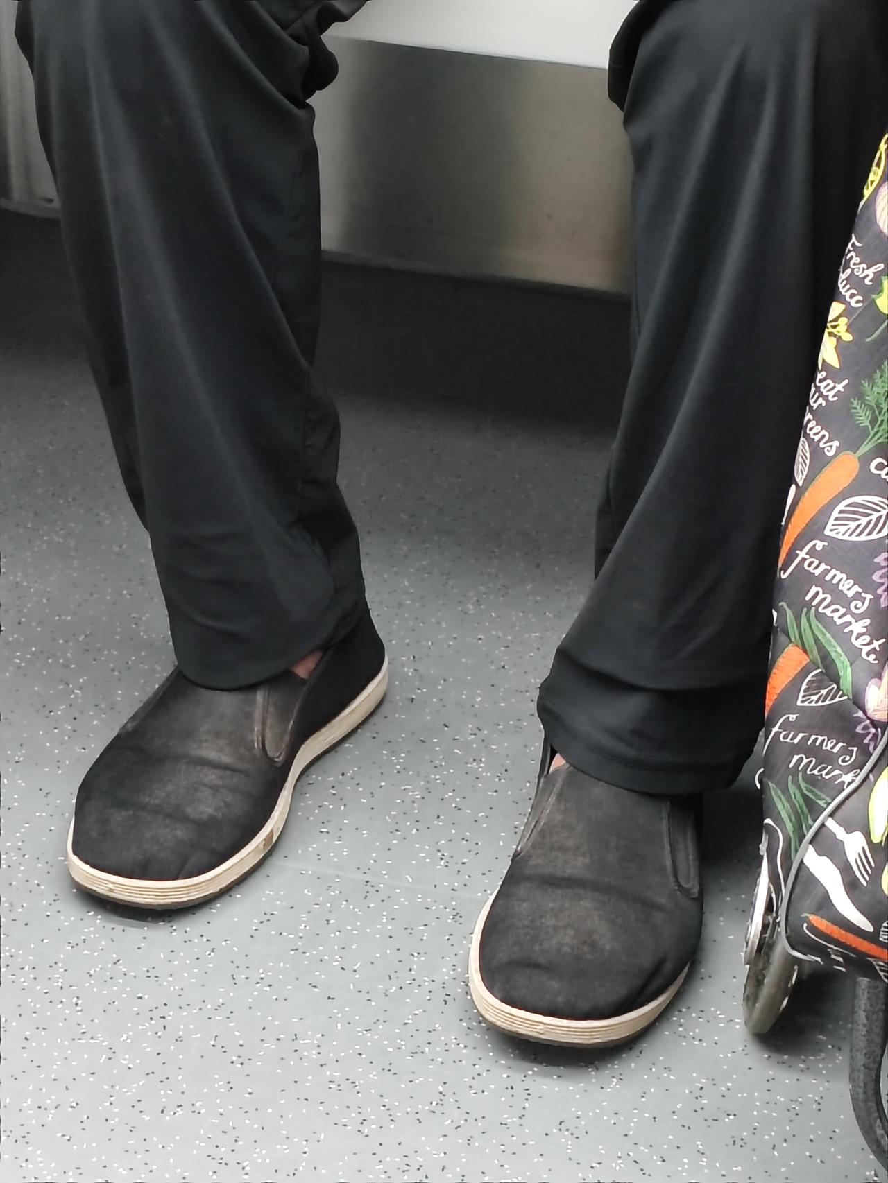 你穿过“土匪鞋”吗？
上世纪七十年代，人们流行穿一款鞋子，这鞋子穿脱都很方便，不