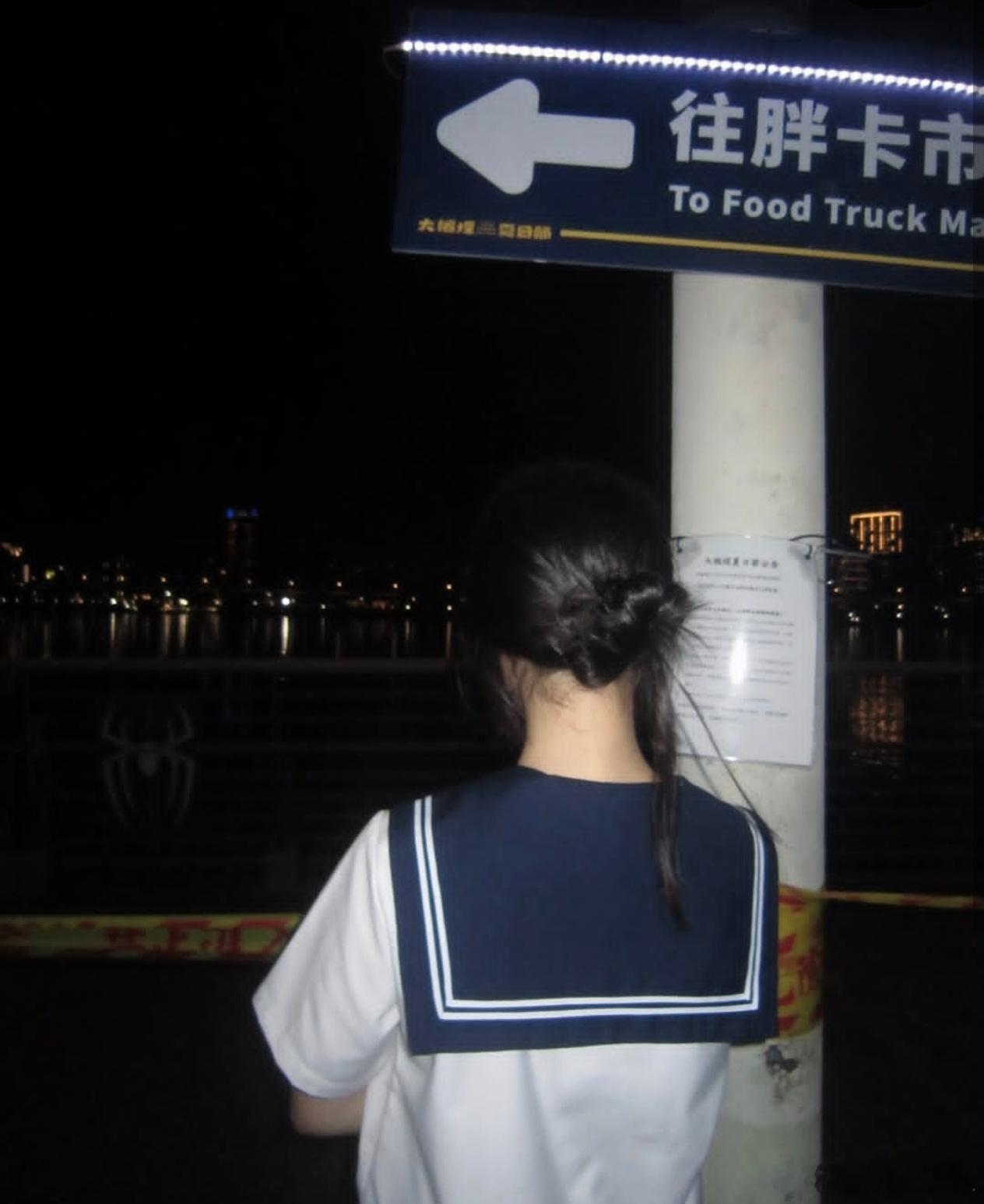 小S小女儿穿JK 小S小女儿晒新照，许老三穿JK五官大变样，越长越美了。 