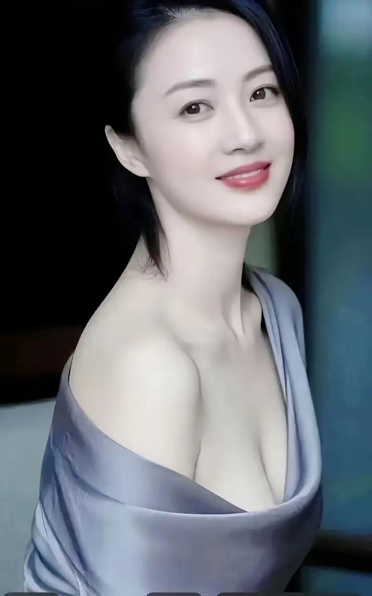 雍容华贵，端庄典雅，这莫非就是传说中的国泰民安脸？
国泰民安脸 方阔脸 国泰民安