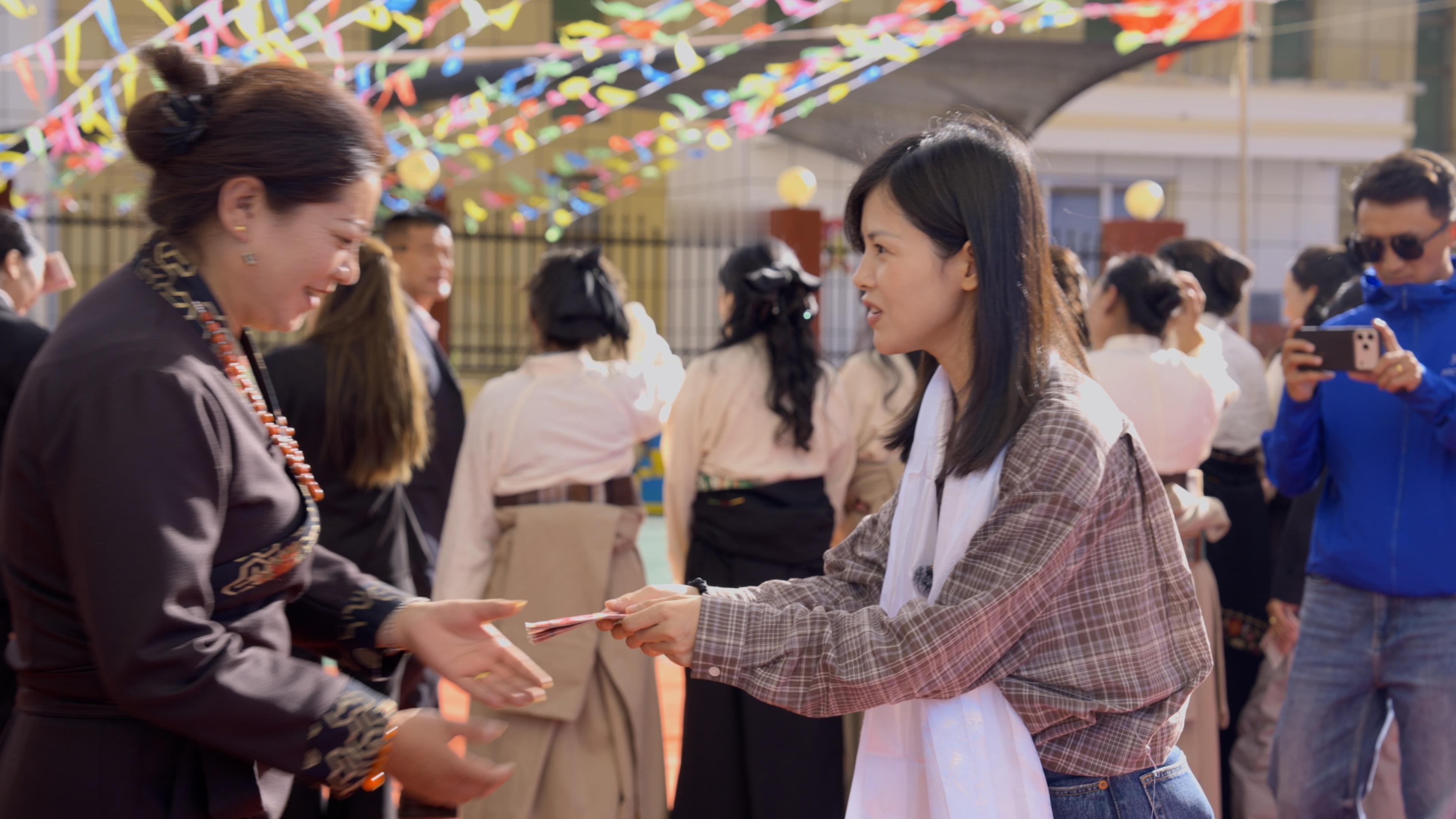 今年4月我第四次去青海玉树的时候留下的承诺，给当地小学代课老师的一点点补助，昨天