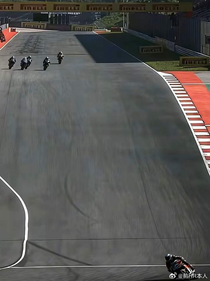 从辍学修车工到冠军车老板，由张雪机车夺冠是一个中国奇迹！法国车手瓦伦丁·德比斯驾