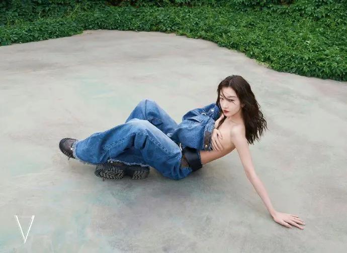 怎么难看怎么穿，冬雨啊，别胡闹了，回剧组好好拍戏吧。

周冬雨怎么说呢，争议颇大