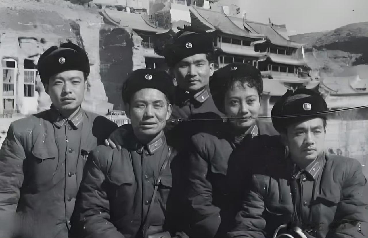 1961年，八一电影制片厂的演员合影向，从左起：李辉健、刘秉章、孟庆芳、王晓棠、
