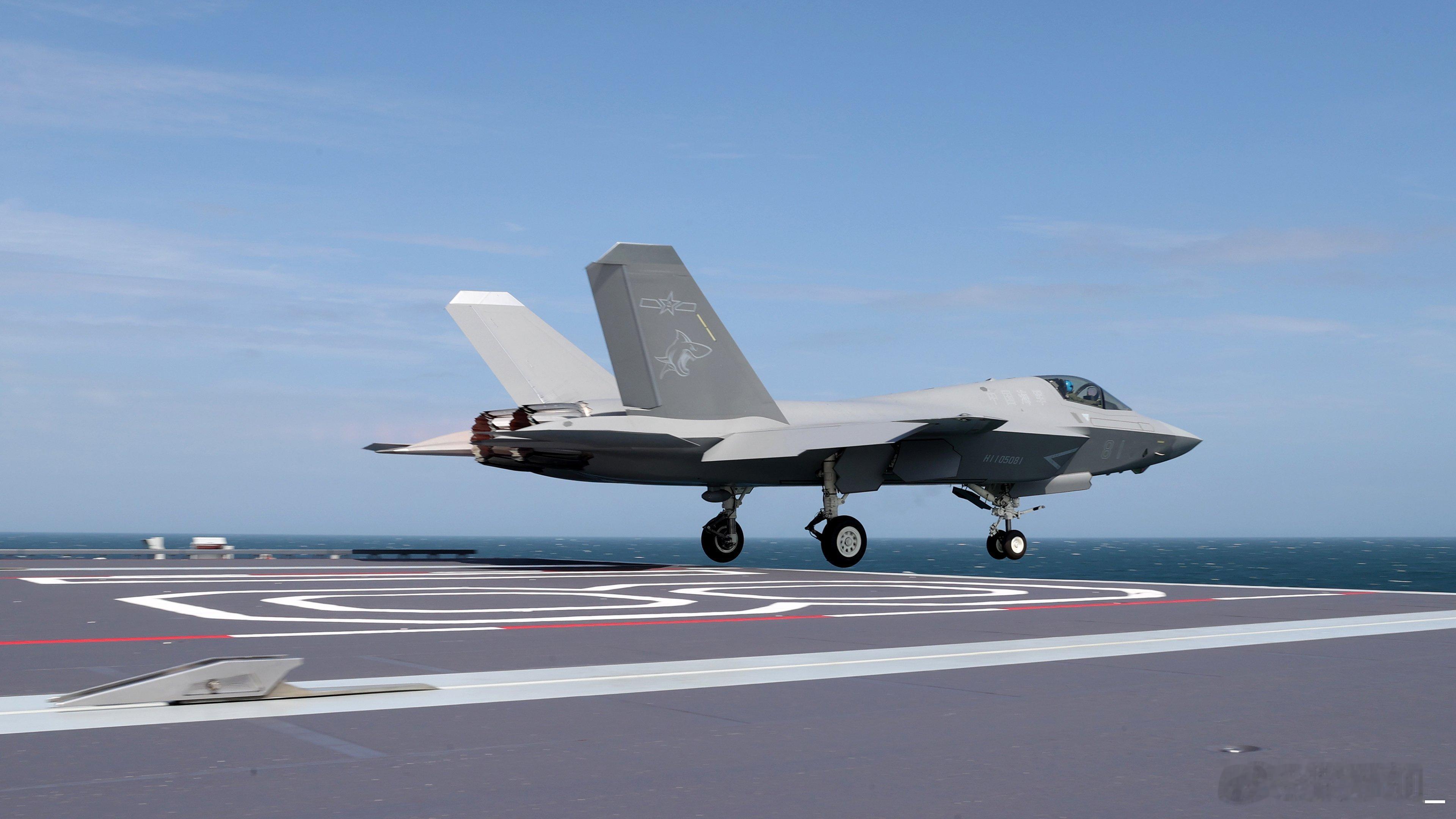 81号歼-35从福建舰弹射起飞：电弹十分干净丝滑，与“接地气”的蒸汽弹射不是一个