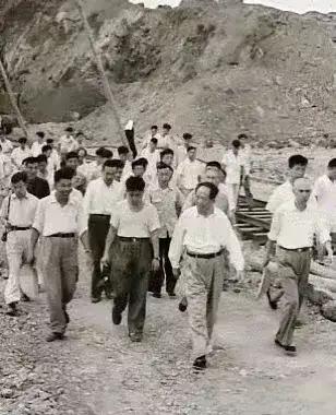 大搞建设，
积极发展壮大经济！
领航世界，
昂首阔步挺胸前行！