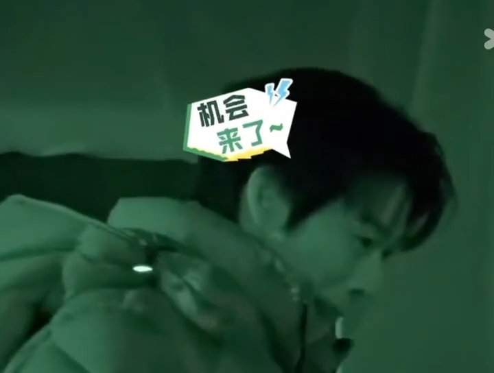 魏大勋把徐志胜当陀螺抽 这波操作堪称综艺整活名场面，魏大勋利用环境优势 “欺负”