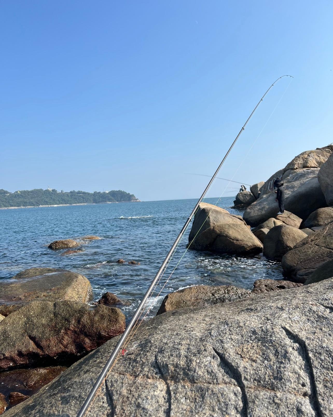 观沧海皮囊本是借来身，酒色财气皆渡轮。红尘浪里争进退，半悲半喜这一生。玄明子诗词