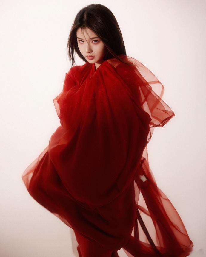 艾米古早港片武侠氛围感 像从老录像带里走出来的，泛黄的暗调光影一打，她就是那个年