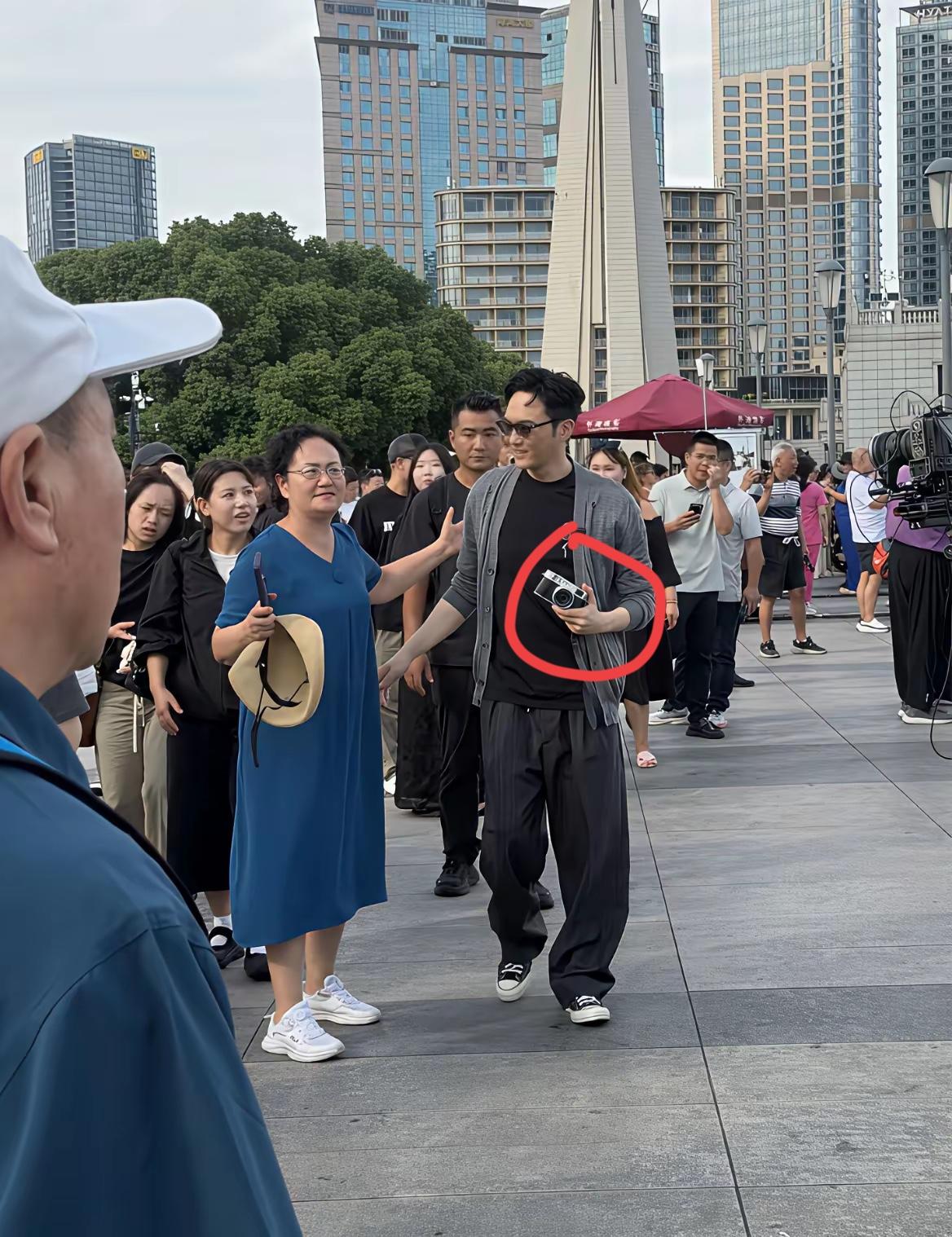 张智霖手里拿的是什么牌子的照相机