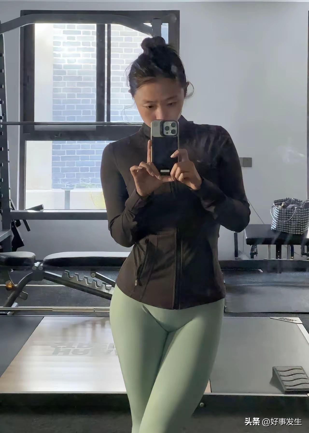 瑜伽圈总有些让人又懵又心动的奇葩装备，带夜光条的瑜伽垫堪称新晋顶流。白天吸光，夜