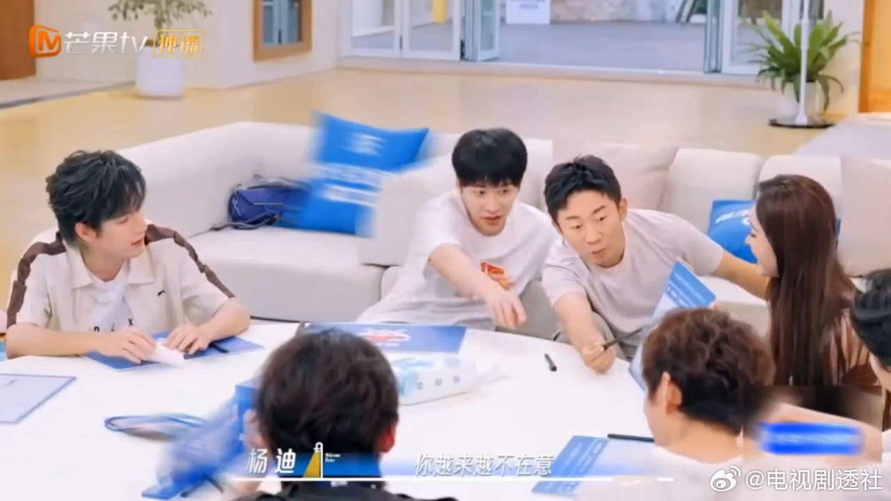 哈哈哈给我笑拥了，娜扎画的自画像撞脸杨迪 ，杨迪锐评：“这两个妆面差距好大，第二