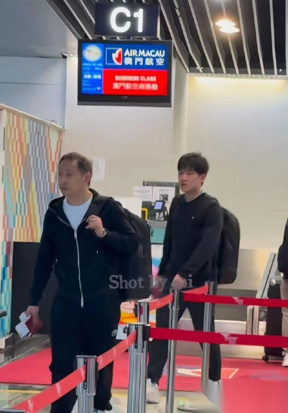张本智和与老父亲张本宇一早从澳门出发回日本了！父子俩一同出现在机场，这次张本宇没