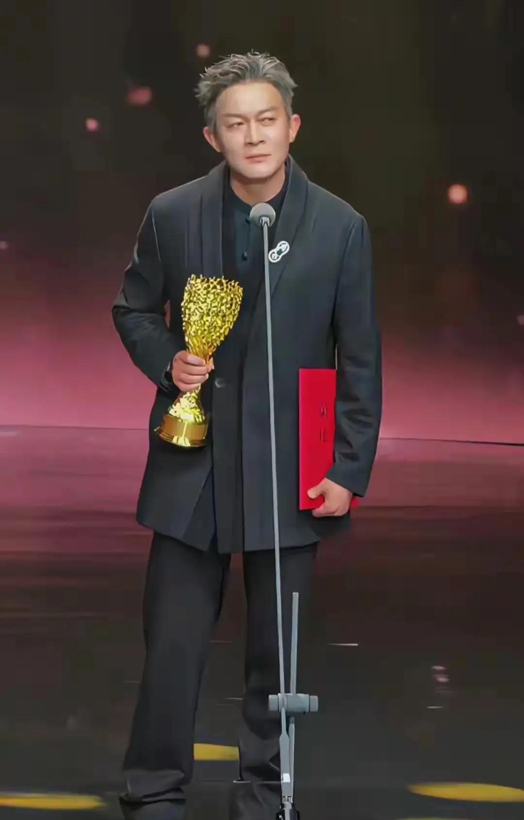 不光杨志刚自己懵了，

网友也看懵了！

不是因为奖没有含金量，而是他居然拿了最